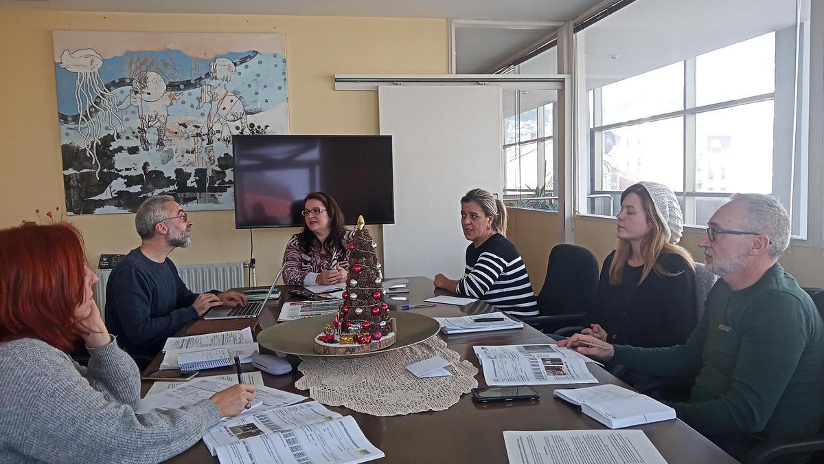 Reunión de miembros del gobierno local con representantes de la plataforma Augas Limpas, ayer, en el Concello.