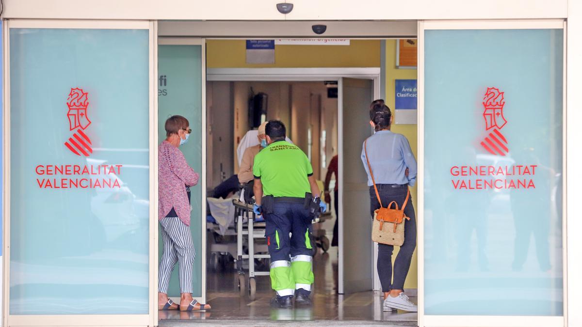 Una de las puertas de acceso de Urgencias del Hospital de Torrevieja