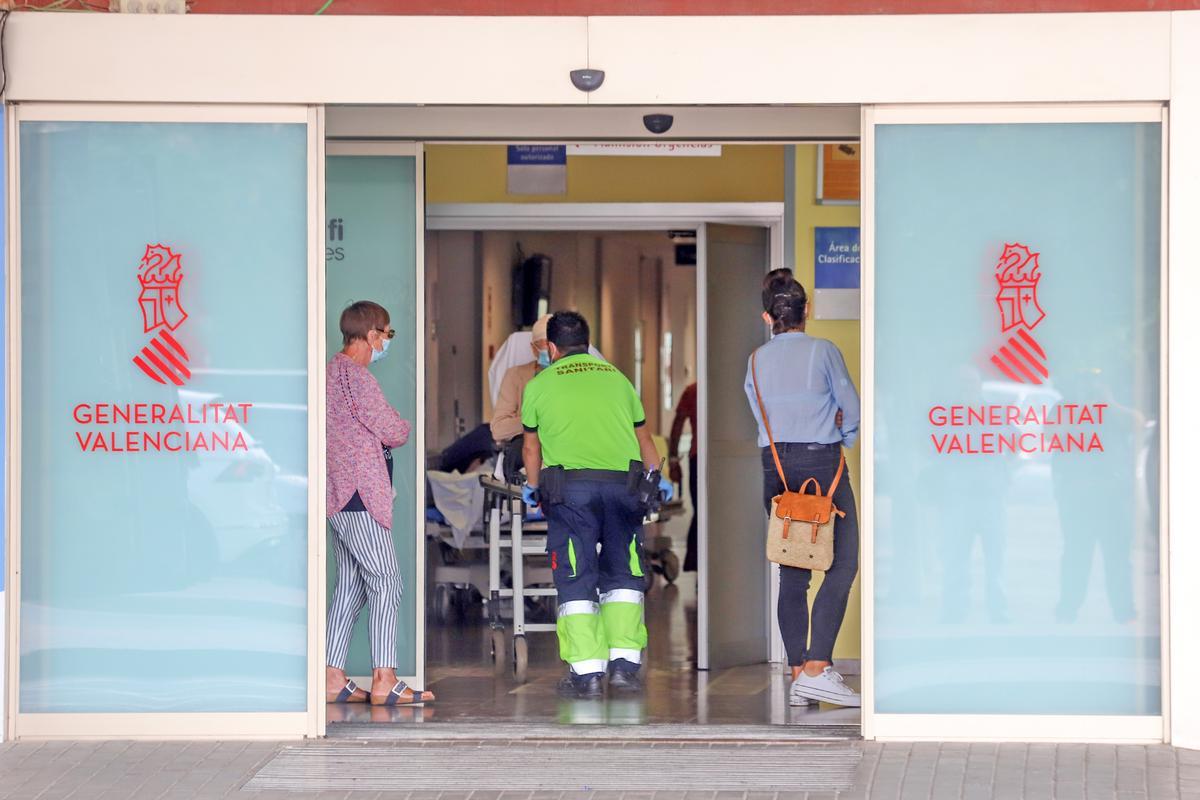 Una de las puertas de acceso de Urgencias del Hospital de Torrevieja