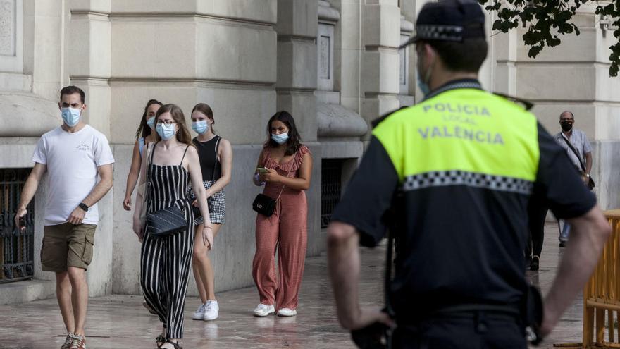 Detenidos por agredir a dos agentes al requerirles que se pusieran la mascarilla