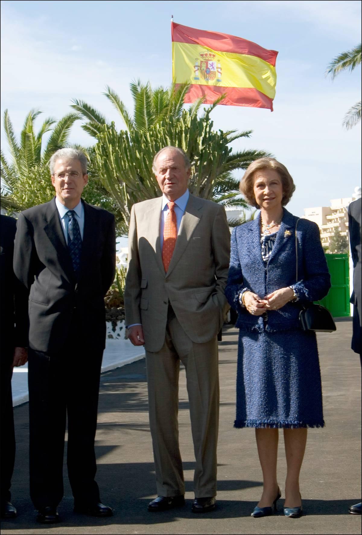 El rey Juan Carlos I y la reina Sofía posan, a las puertas de La Mareta, con los directivos de la Fundación César Manrique en una visita a las islas Canarias en el año 2005
