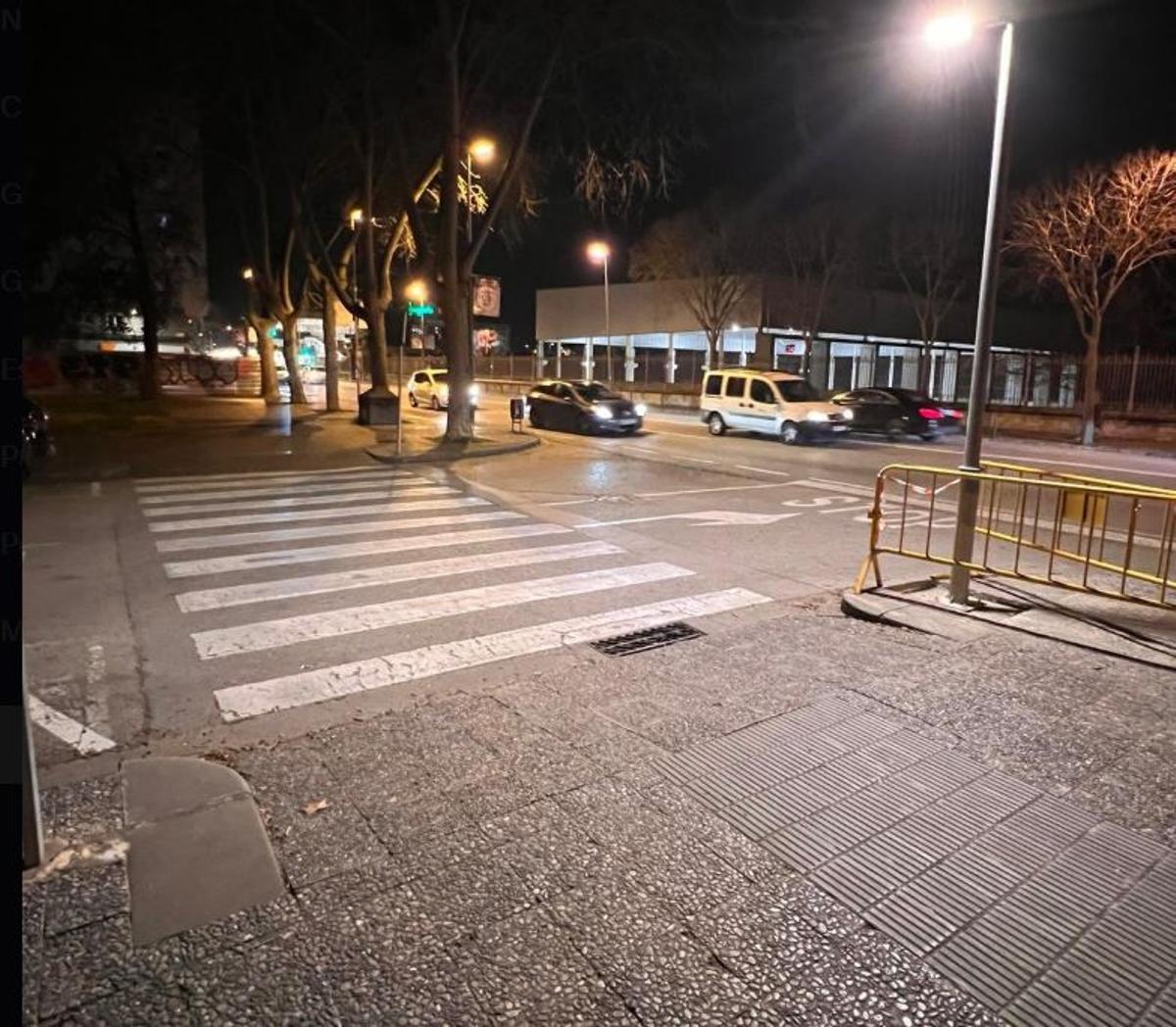 El nou fanal instal·lat al pas de Pau Vila i Dinarès amb el carrer de Barcelona reforça la il·luminació en aquest encreuament.