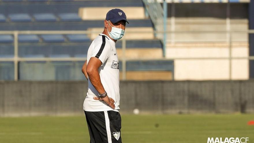 El míster Sergio Pellicer, durante uno de los entrenamientos de esta semana en la Federación.