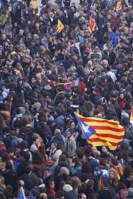 Concentració multitudinària a la seu de la Generalitat de Girona per reclamar la llibertat dels presos