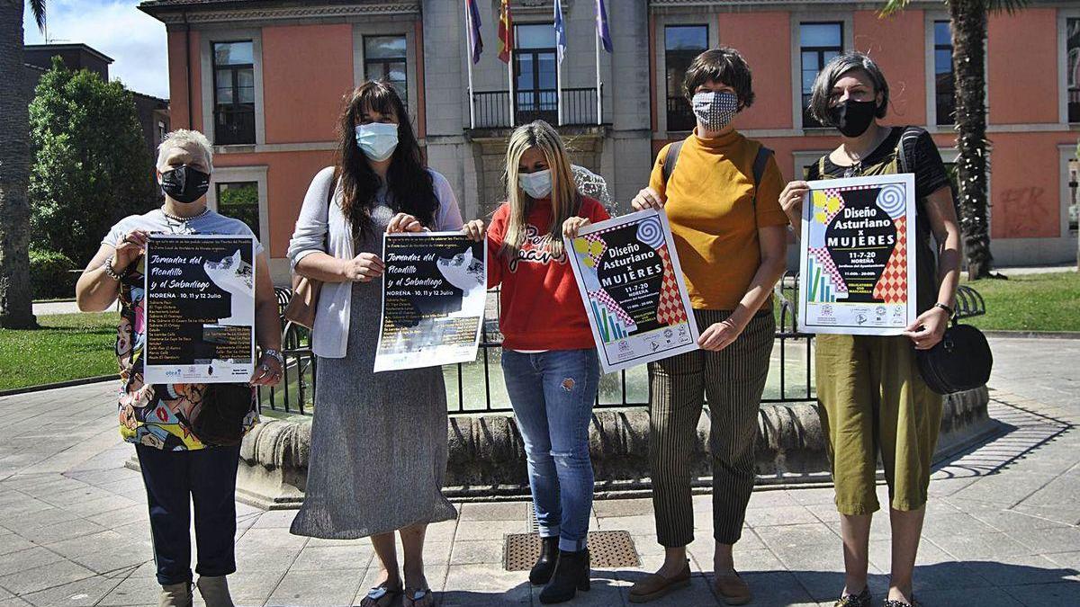 Por la izquierda, Merce Estrada, Maite Martínez, la edil Eva Nunes, Ike Wahl y Sofía Arias, con los carteles anunciadores de las jornadas.