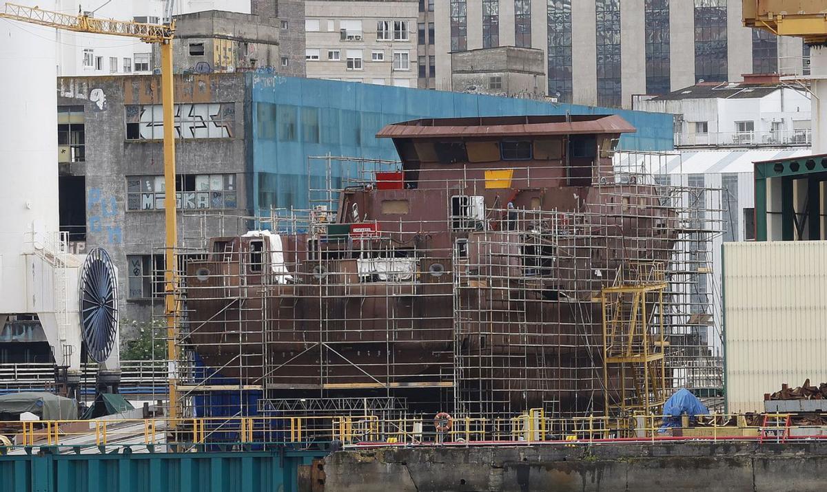 El “scallop vessel” que Armón Vigo ya fabrica para Cooke. El primer barco que saldrá de las gradas de Astilleros Ría de Vigo, nombre dado por Armón a las instalaciones Hijos de J. Barreras, será para Cooke. En concreto, para una de sus filiales. Wanchese Argentina encargó al grupo asturiano la construcción de un buque de 51 metros de eslora para la captura de vieira, cuya botadura será la primera en el número 2 de Beiramar desde la del crucero Evrima, en el ya lejano octubre de 2018. El buque, denominado scallop vessel, no es el primero de este tipo que fabrica Armón en Vigo. Tampoco es la primera unidad para Wanchese. El pasado año culminó con éxito el Destiny, en este caso un tangonero de 38,6 metros de eslora facturado en la fábrica de Navia. | RICARDO GROBAS