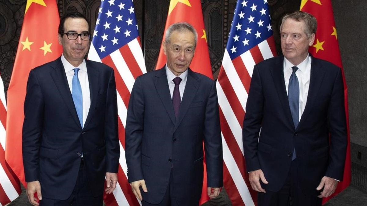 El viceprimer ministro chino Liu He, en el centro, con dos representantes de EEUU, en Shanghai.