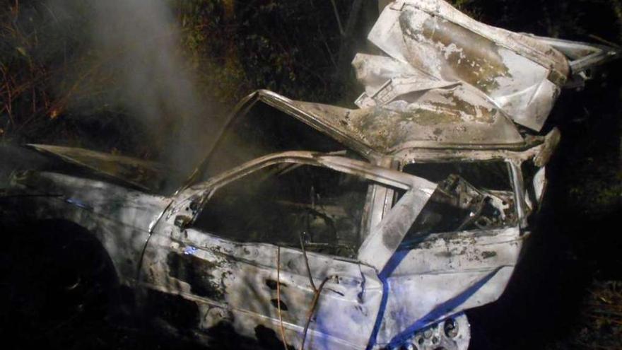 Mueren calcinados dos jóvenes al estrellarse su coche contra un árbol en Val do Dubra