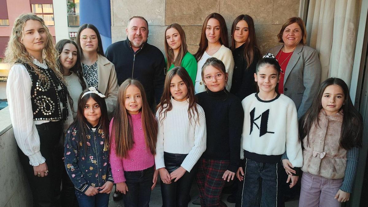 El alcalde de Sant Joan de Moró, Vicent Pallarés, con las nuevas reinas mayor e infantil y sus cortes de honor. | MEDITERRÁNEO