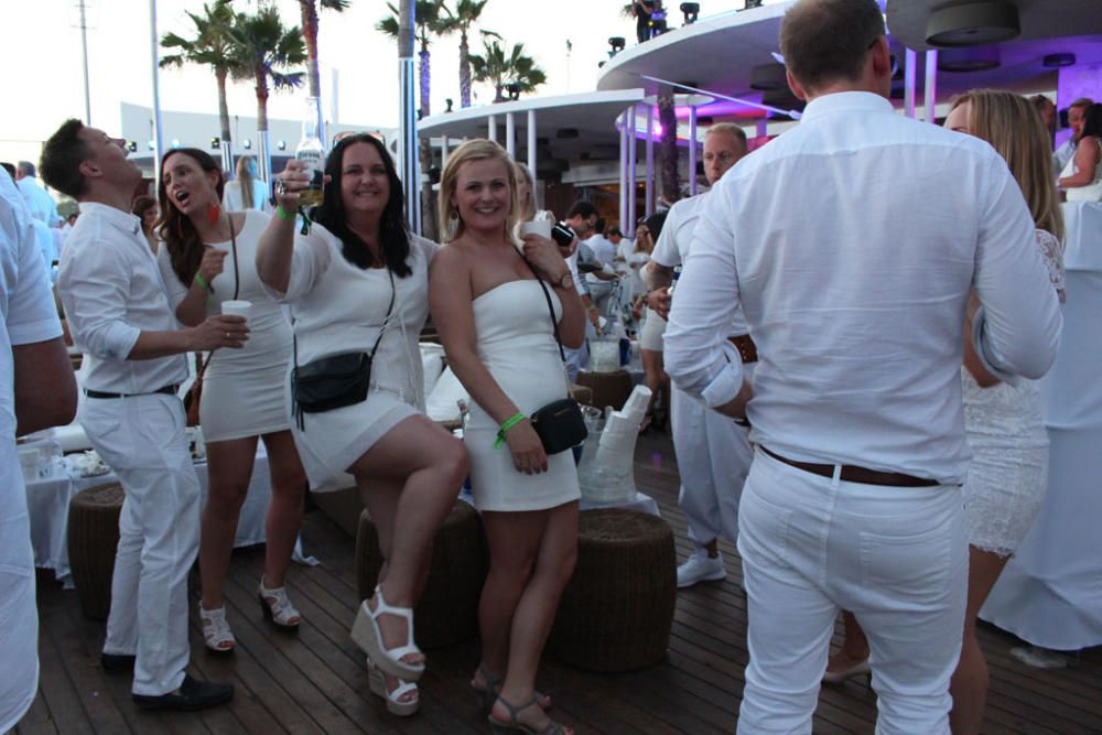 Numerosas personas disfrutan de la fiesta blanca de Nikki Beach, el evento que marca cada año el inicio de la temporada estival en Marbella