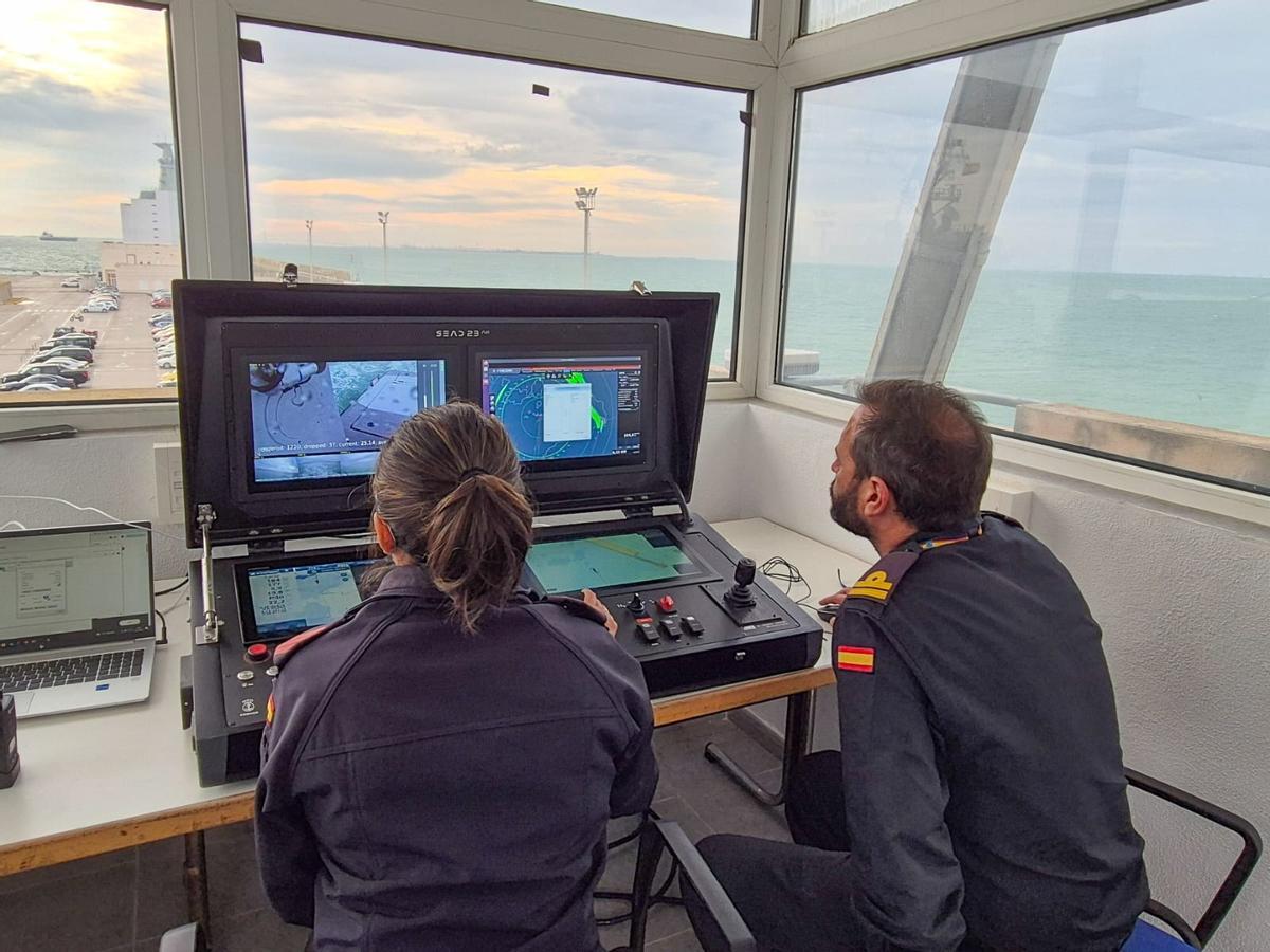 Dos especialistas de la Armada analizan las señales que envía el dron SEAD 23