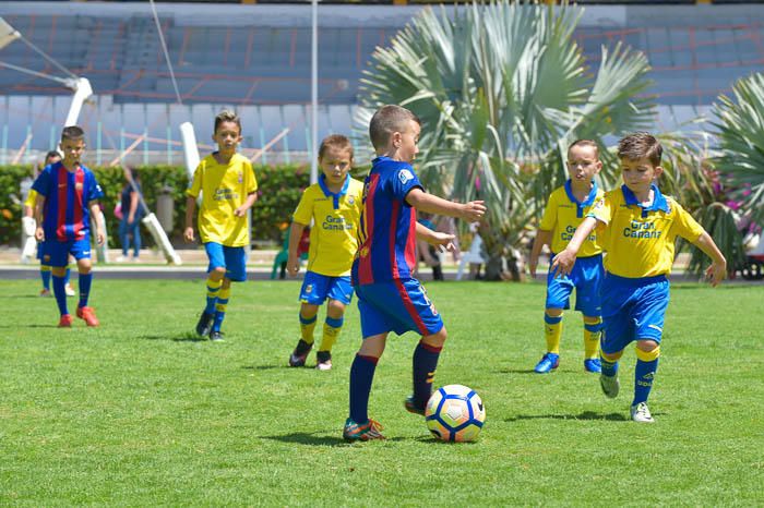 Niños aficionados del FC Barcelona y de la UD ...