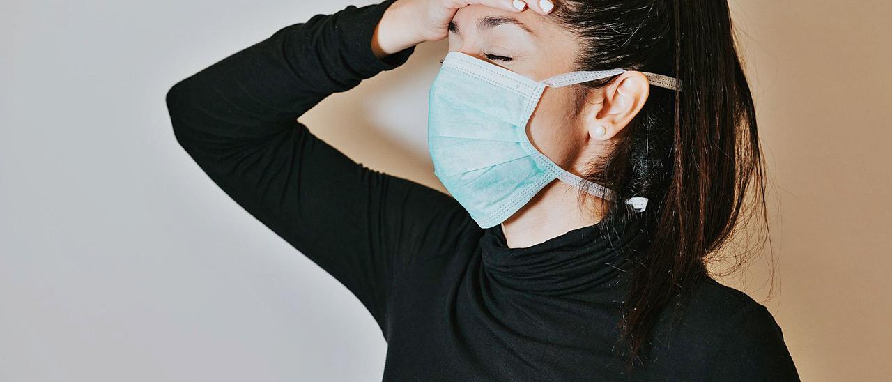 Una mujer con mascarilla.