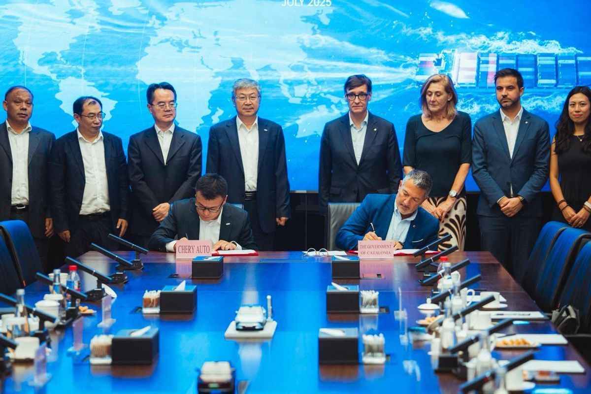 El presidente de Chery, Yin Tongyue; el president Salvador Illa; y el conseller de Empresa i Treball, Miquel Sàmper.