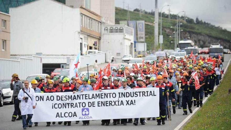 Protesta de trabajadores coruñeses de Alcoa para exigir un marco energético estable.