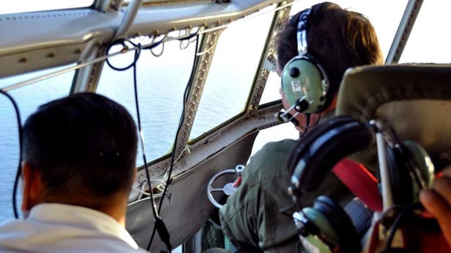 Tareas de búsqueda desde un avión de la Armada argentina