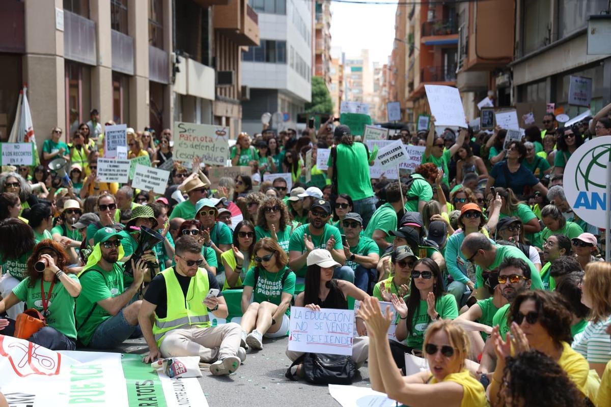 Protesta de los profesores frente a la sede territorial de Educación en Alicante