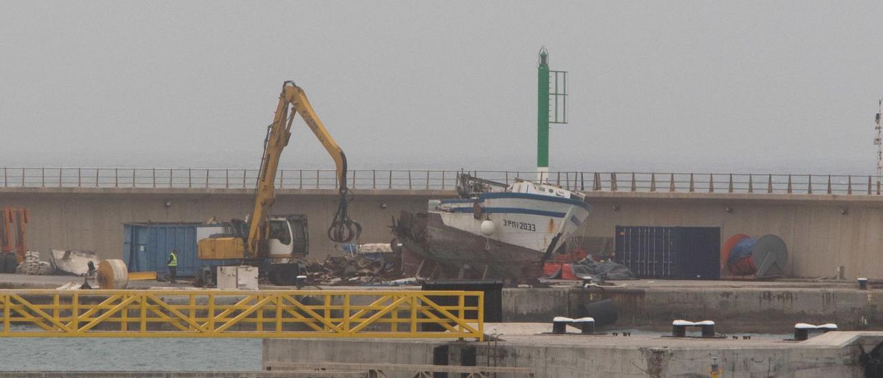 Los trabajos se llevan a cabo en el lugar en el que habían quedado los restos tras el reflotamiento.