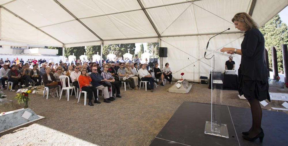 Homenaje a los difuntos en el cementerio de Castelló