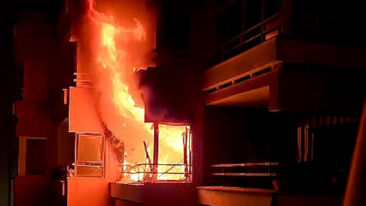 VÍDEO | Mueren dos personas en un incendio en un bloque de viviendas de Magaluf
