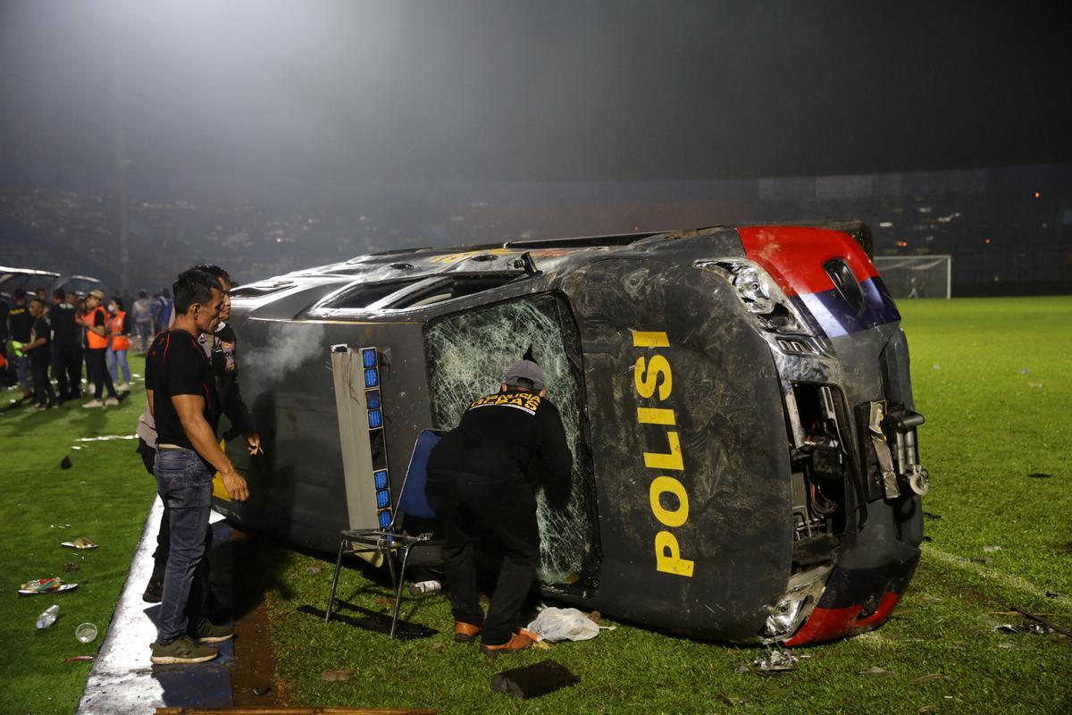 Las imágenes de la trágica avalancha que ha dejado decenas de muertos en un estadio de fútbol en Indonesia