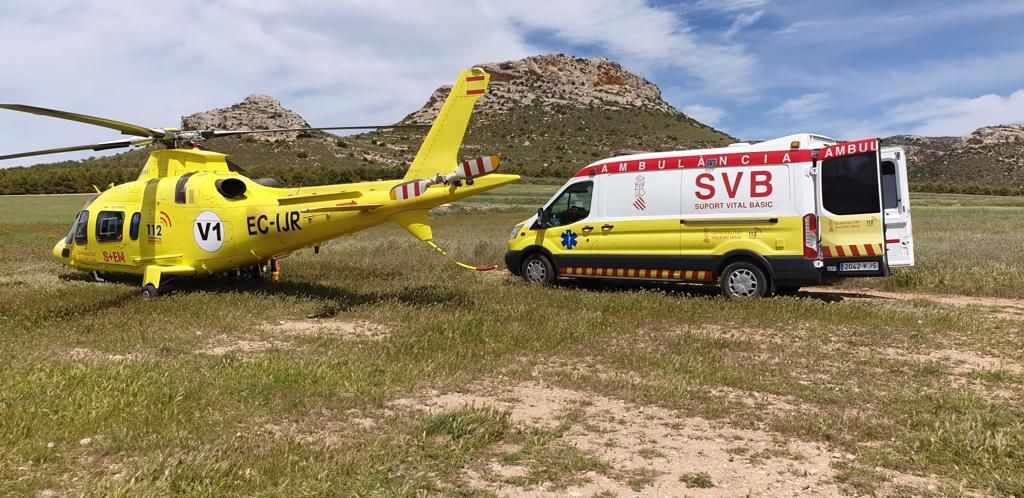 Un helicóptero rescata a un senderista en Castellar de Meca