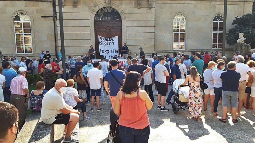 Concentración en contra de la central de la red de calor, alimentada por biomasa, ayer.