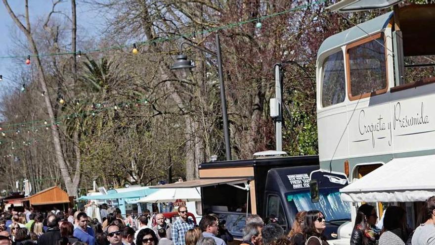 Visitantes el domingo en el parque de Isabel la Católica.