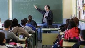 Un profesor imparte clase a sus alumnos.