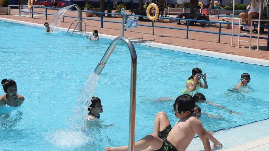 Primer día de baño en las piscinas municipales, el año pasado en el centro deportivo La Granja, en Zaragoza.