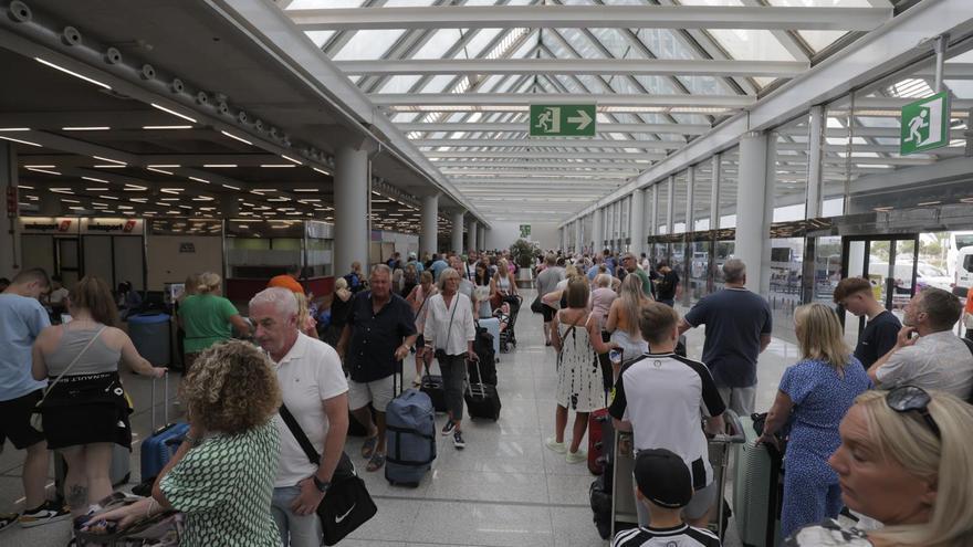 Una trabajadora de una aerolínea que opera en el aeropuerto de Palma: &quot;Muchos pasajeros han perdido el avión&quot;