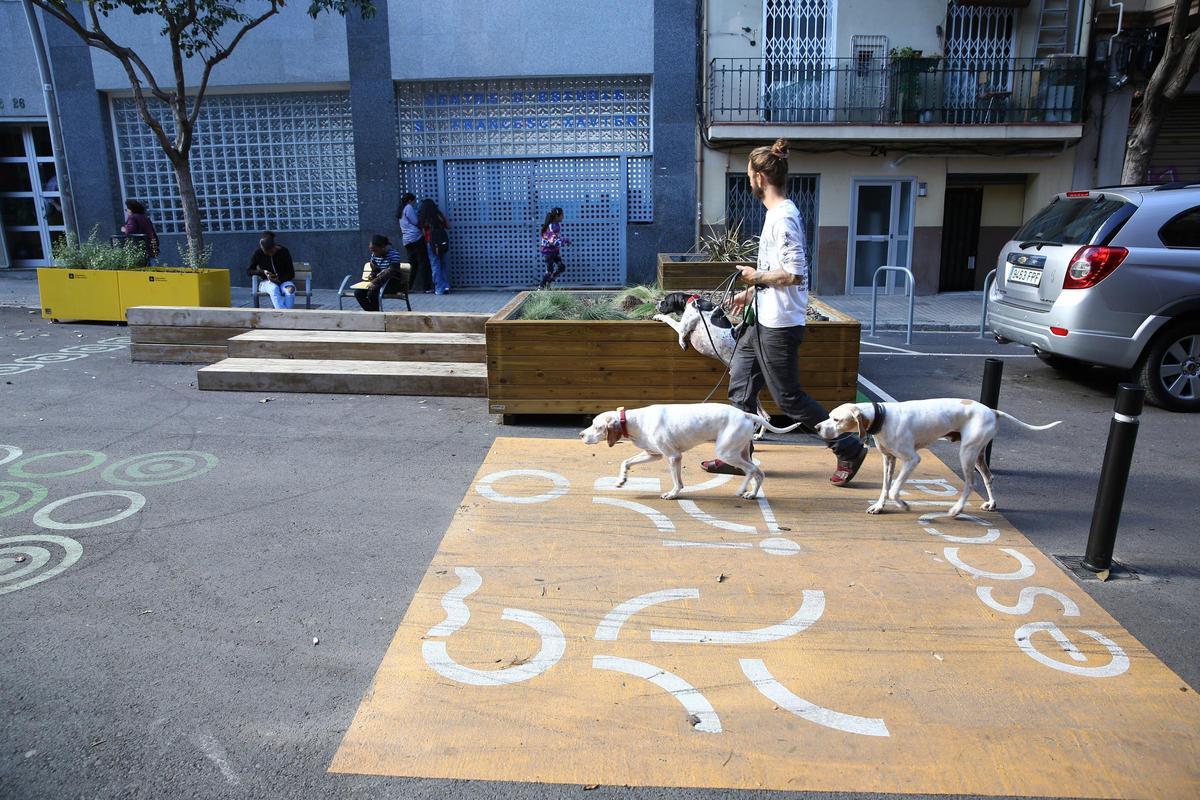 El urbanismo táctico de la calle de la Bòbila, este martes