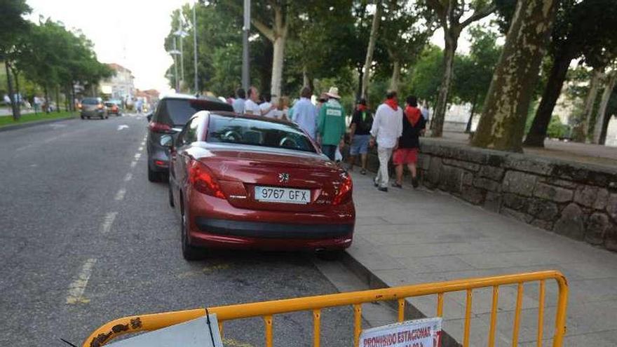 Unas vallas advierten de la prohibición de estacionamiento. // G.S