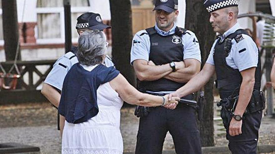 Agents de carrer a la plaça de l&#039;Assumpció de Sant Narcís.