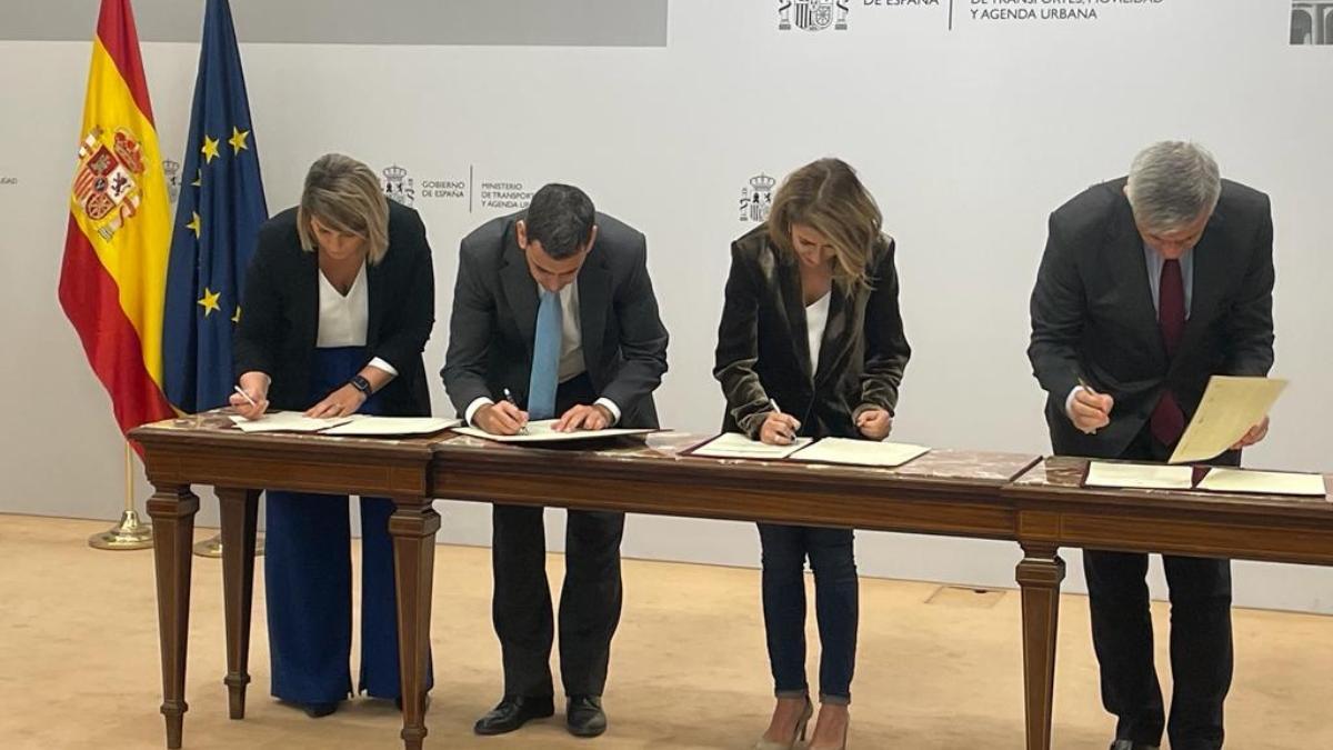 La alcaldesa de Cartagena, Noelia Arroyo (a la izquierda), firma el convenio en Ministerio de Transportes, Movilidad y Agenda Urbana, este lunes.