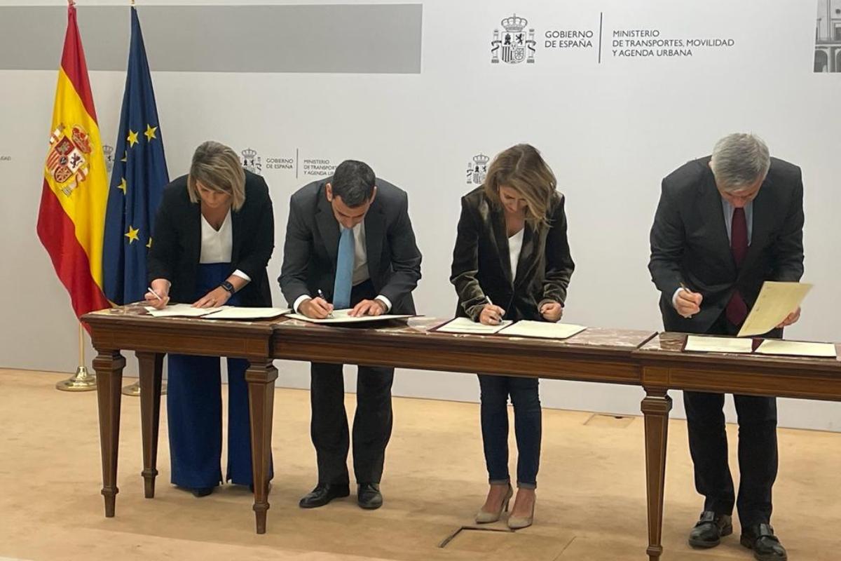 La alcaldesa de Cartagena, Noelia Arroyo (a la izquierda), firma el convenio en Ministerio de Transportes, Movilidad y Agenda Urbana, este lunes.