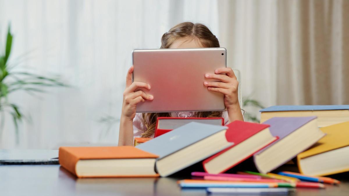 Una niña con una tablet.