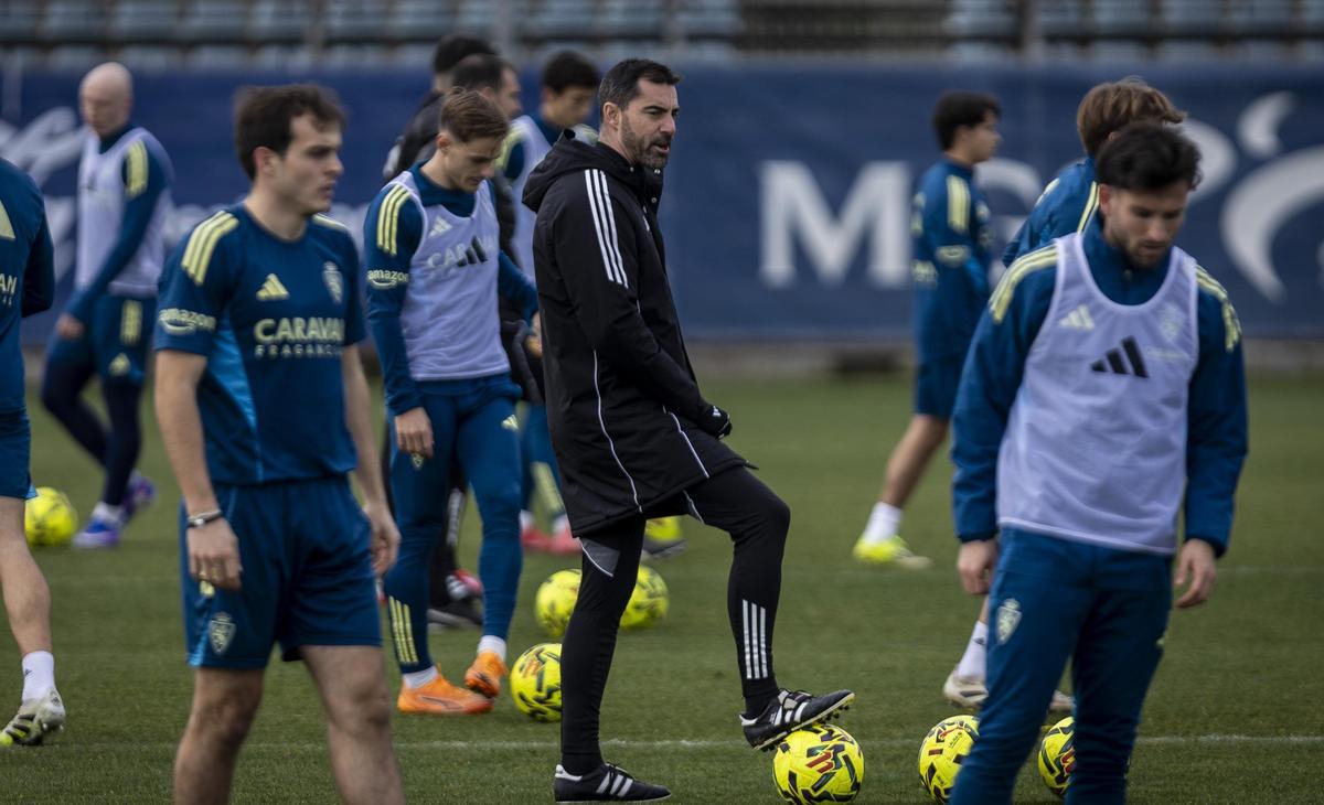 Sebas Moyano, Francho y Dani Gómez rodean a Sellés en un entrenamiento.