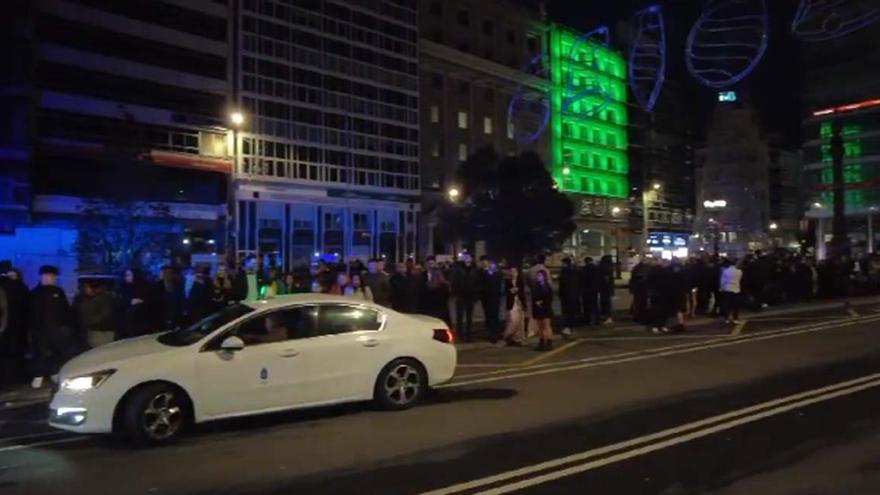 La fiesta de Nochevieja saluda al amanecer de Año Nuevo en A Coruña