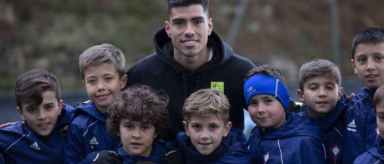 Lucas Olaza, con los chicos de la cantera, tras el entrenamiento vespertino celebrado ayer en A Madroa. // Ricardo Grobas