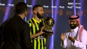 Benzema, con el Balón de Oro en la presentación con el Al-Ittihad