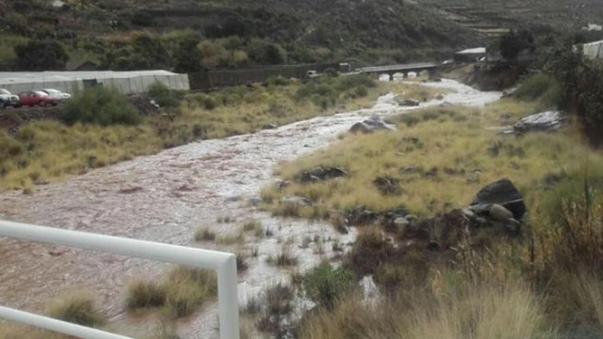 El agua corriendo por el barranco de La Aldea, ayer.