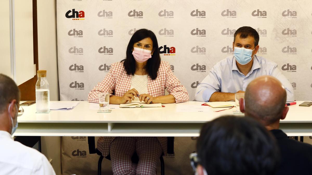 La secretaria general de CHA, Isabel Lasobras, y el presidente de la formación, Joaquín Palacín, esta tarde presidiendo el Conzello Nazional presencial.