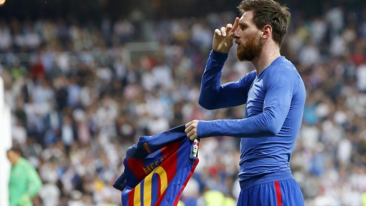 Messi saluda a la grada tras anotar el tercer gol al Madrid.