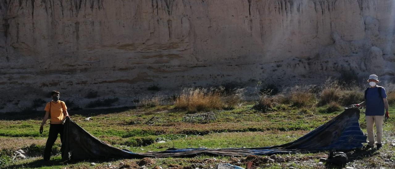 Dos de los voluntarios en el río Seco