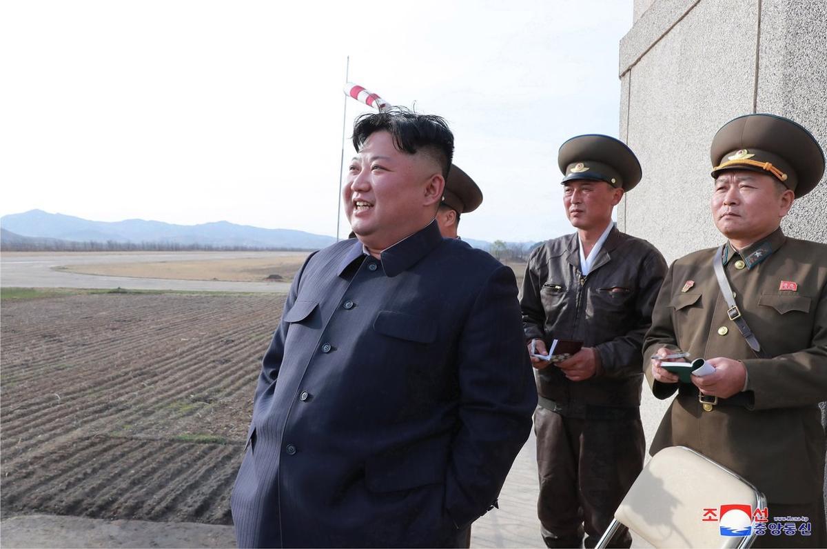 EPA1119  PYONGYANG  COREA DEL NORTE   16 04 2019 - Fotografia cedida por la Agencia Central de Noticias de Corea del Norte  KCNA   muestra al lider norcoreano Kim Jong-un  i  mientras supervisa un ejercicio de vuelo de pilotos de combate de la unidad 1017 de la Fuerza Aerea de Ejercito Popular Coreano  este martes en Pyongyang  Corea del Norte   EFE KCNA SOLO USO EDITORIAL