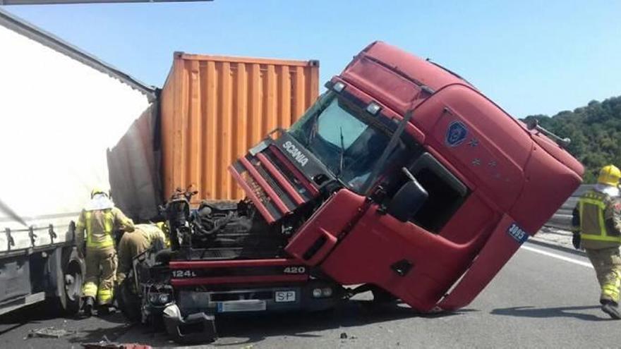 Imatge d&#039;un dels tràilers afectats per l&#039;accident, ahir a la tarda, que va provocar cues quilomètriques