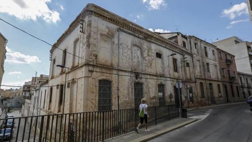 Estado actual de una de las fachadas de la fábrica Hijos de Augusto Mas, en el centro de Crevillent.