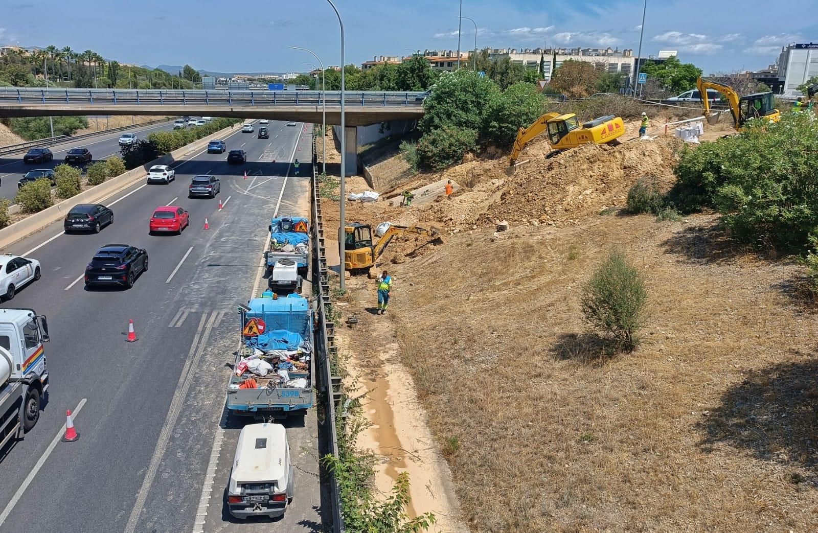 Operarios de Emaya intentan arreglar la tubería que se encuentra en la Vía de Cintura