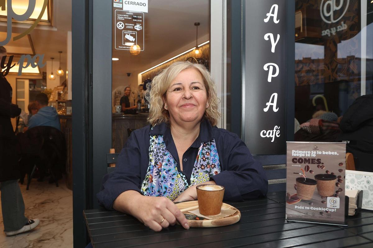 La propietaria del local, Laura López, con su 'cookiecup'.